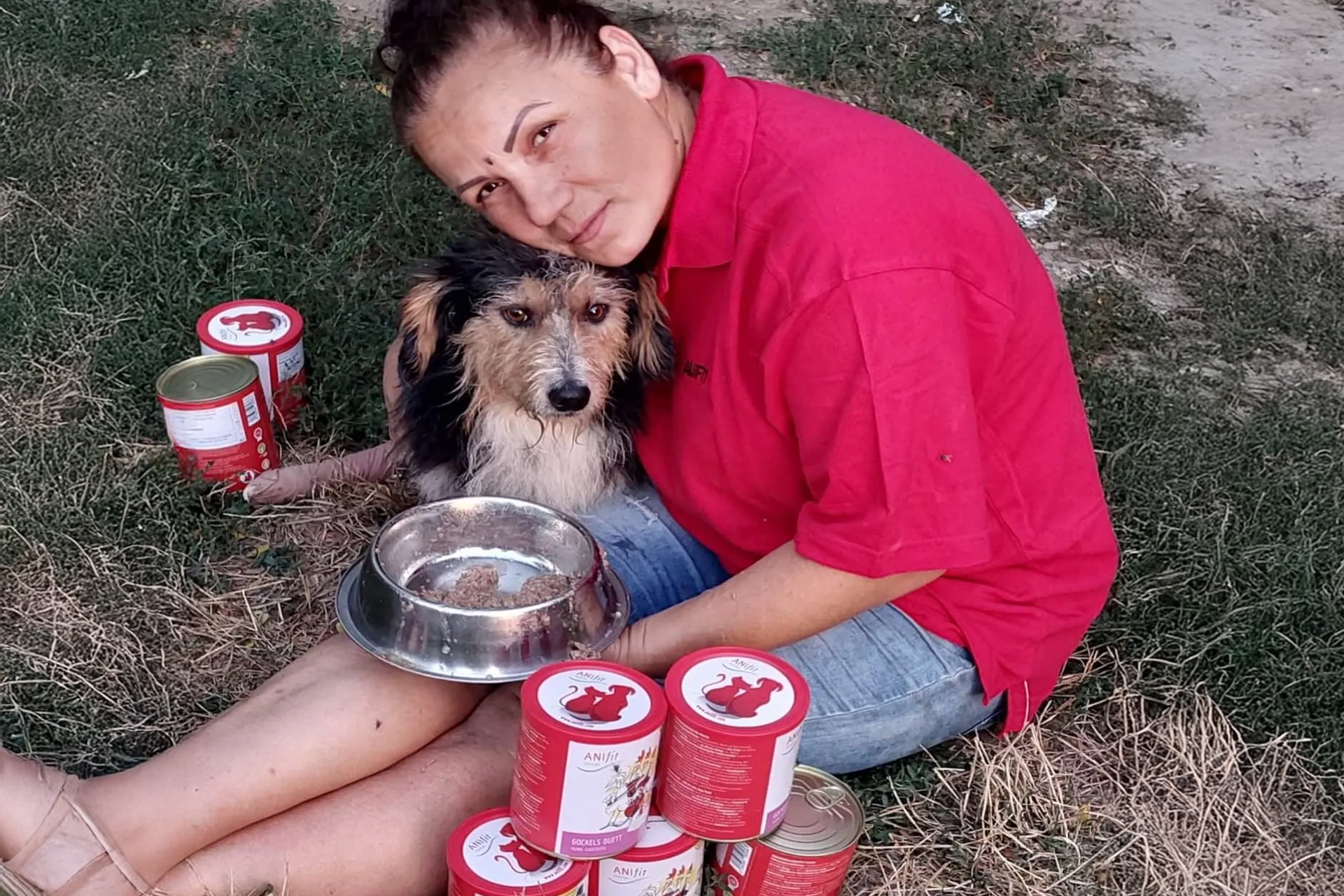 Violeta Sava und Hund bei Fütterung