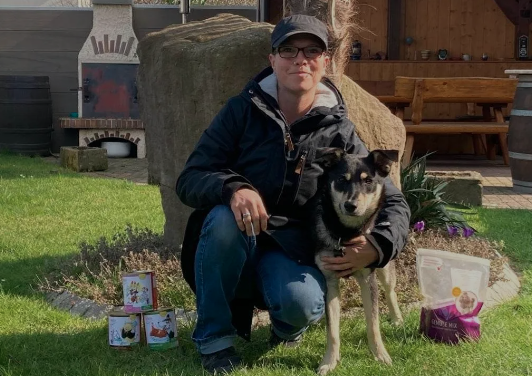 Frau mit Hund und Produkten von ANIfit