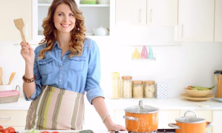 Frau kocht Futter selber